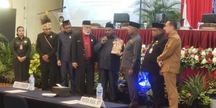 Serahkan KUA–PPAS Perubahan APBD 2026, Gubernur: Pendapatan Naik 7,49 Persen dan Belanja 11,38 Persen