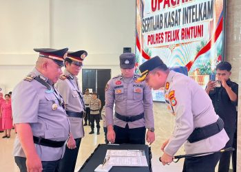 Antonius Serahkan Jabatan Kasat Intelkam Polres Teluk Bintuni kepada Asran Manan