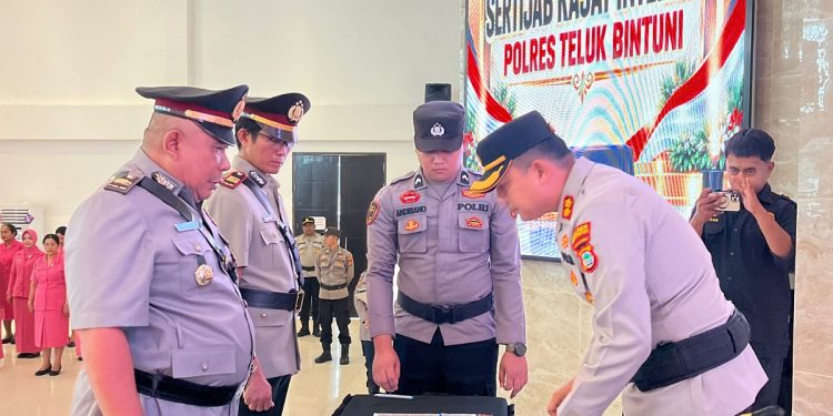 Antonius Serahkan Jabatan Kasat Intelkam Polres Teluk Bintuni kepada Asran Manan
