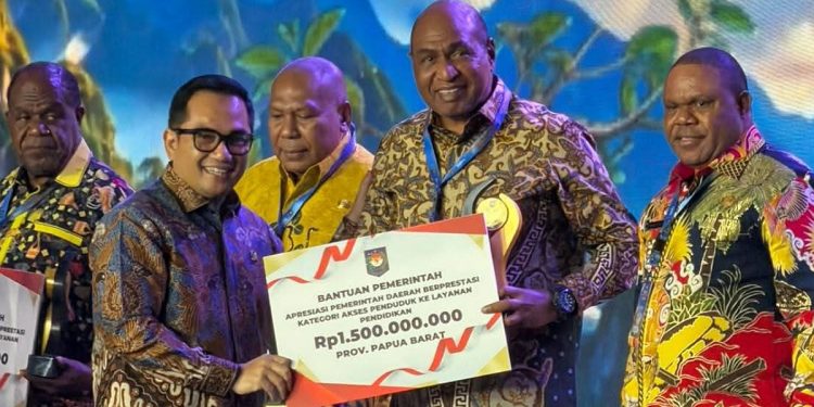Pemprov Papua Barat Raih Penghargaan Daerah Berprestasi, Terima Bantuan Rp1,5 Miliar