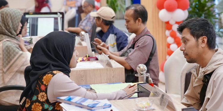 Di Tengah Kesibukan, Warga Manfaatkan PELATARAN untuk Urusan Pertanahan saat Akhir Pekan