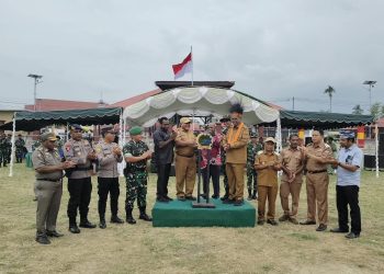Pemukulan tifa bersama oleh Forkopimda memandai pembukaan TMMD ke-130 di Wilayah Teritorial Kodim 1808/Mansel, Selasa (13/10). TP/BOM
