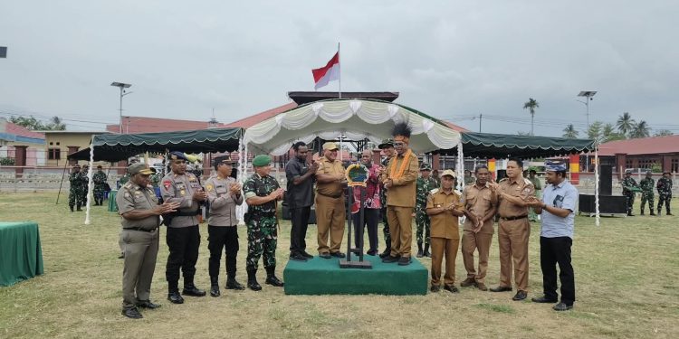Pemukulan tifa bersama oleh Forkopimda memandai pembukaan TMMD ke-130 di Wilayah Teritorial Kodim 1808/Mansel, Selasa (13/10). TP/BOM