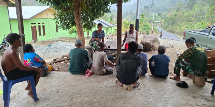 Canda Tawa Satgas TMMD dengan Warga Kampung Yamboi, Wujud Persaudaraan
