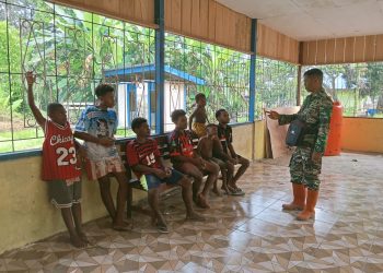 Di Tengah Kesibukan Proyek, Satgas TMMD Tetap Sosialisasikan Perekrutan TNI AD ke Masyarakat