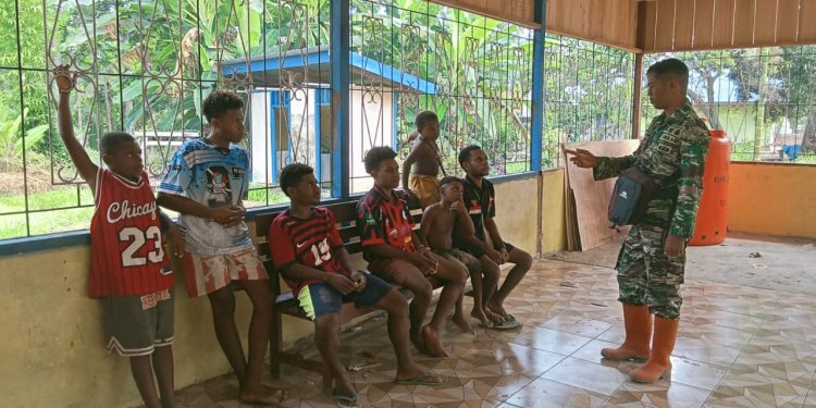 Di Tengah Kesibukan Proyek, Satgas TMMD Tetap Sosialisasikan Perekrutan TNI AD ke Masyarakat