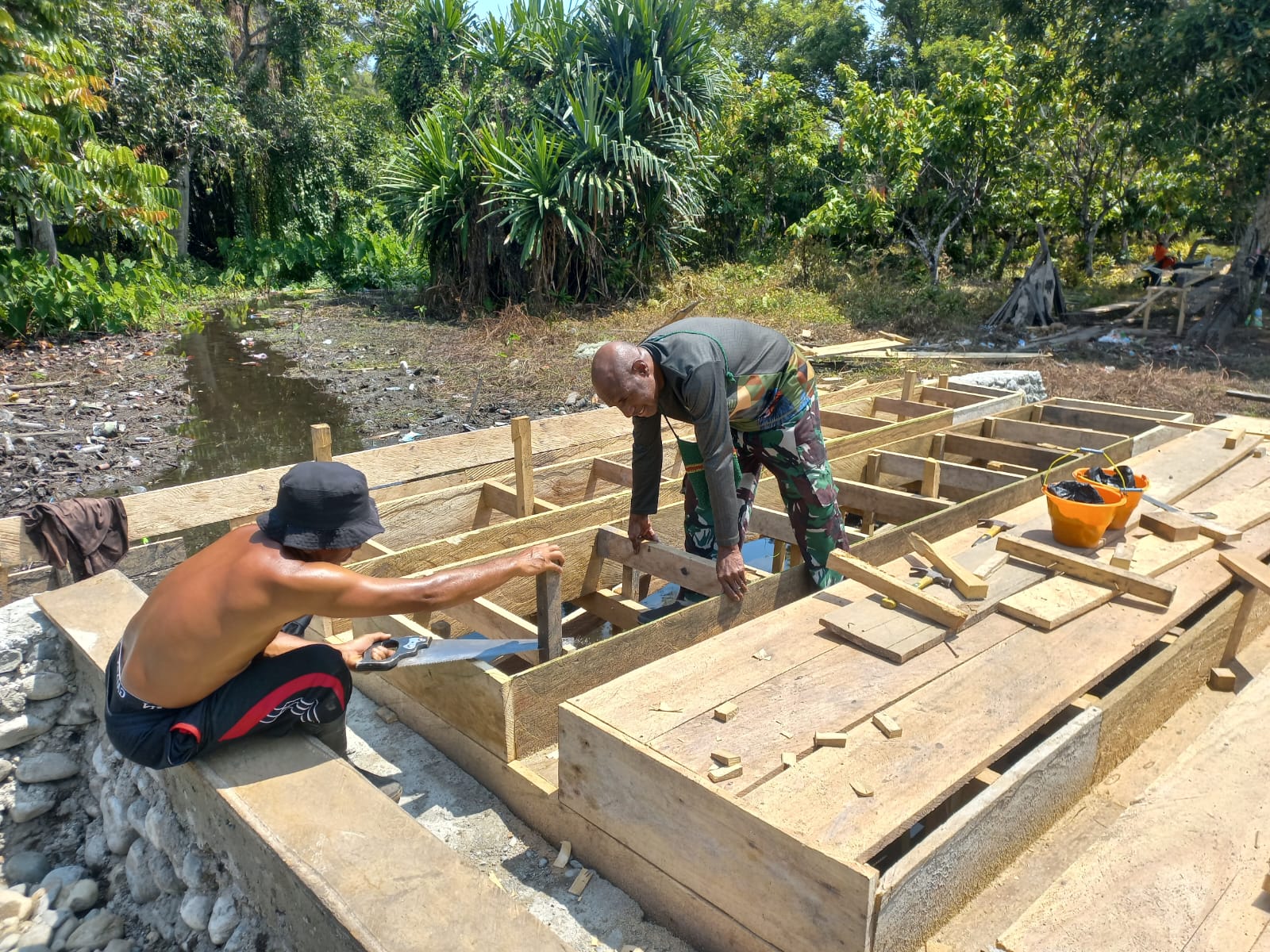 Perwira Kodim 1808/Mansel Ikut Ambil Andil Dalam Program TMMD