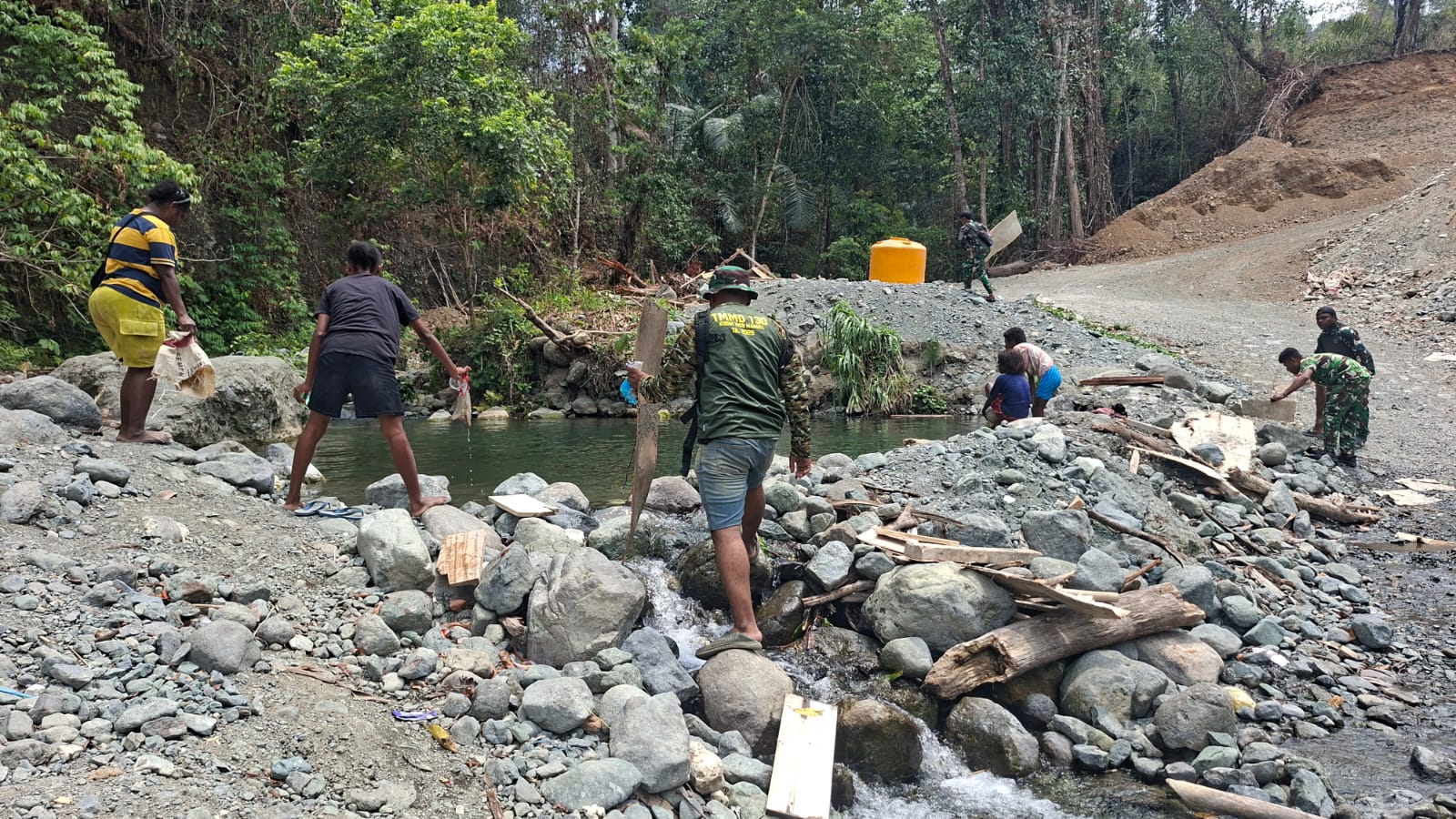 Satgas TMMD dan Warga Gotong Royong Bersihkan Sumber Air Bersih