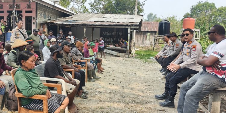 Silaturahmi ke Tiga Kampung, Kapolres Teluk Bintuni: Selesaikan Persoalan dengan Kekeluargaan