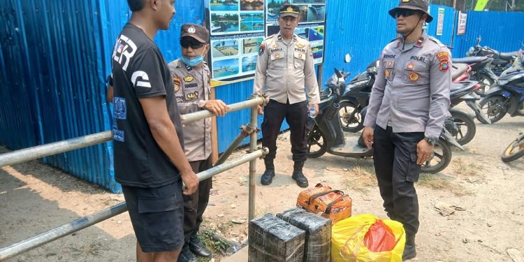 Razia di Pelabuhan Babo, 110 Liter Cap Tikus Ilegal Diamankan dan Langsung Dimusnahkan