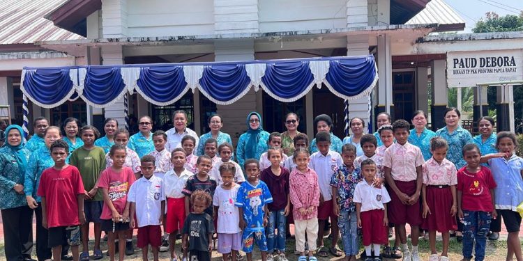 Kunjungi PAUD Debora Mandopi, Juliana Mandacan Bagikan PMTA untuk 67 Anak