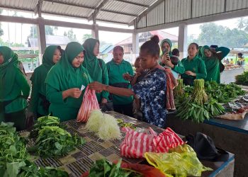 Widia Sunandar Pimpin Persit Borong Hasil Kebun, Dukung Ekonomi Mama-Mama Papua