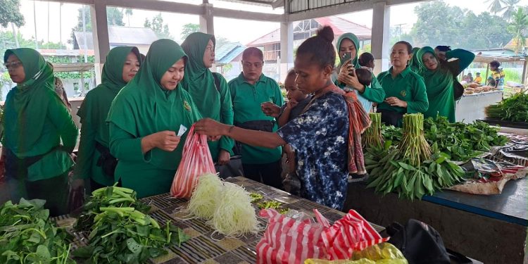 Widia Sunandar Pimpin Persit Borong Hasil Kebun, Dukung Ekonomi Mama-Mama Papua