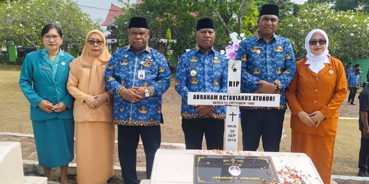 Peringati HUT ke-27 Papua Barat, Gubernur Mandacan Pimpin Ziarah dan Tabur Bunga di TMP Manokwari