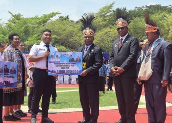 Gubernur Mandacan Salurkan Rp57,06 Miliar Bantuan Pendidikan untuk 10.872 Penerima