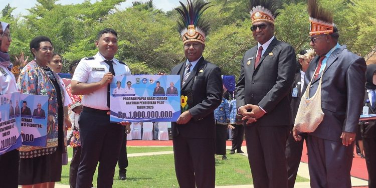 Gubernur Mandacan Salurkan Rp57,06 Miliar Bantuan Pendidikan untuk 10.872 Penerima