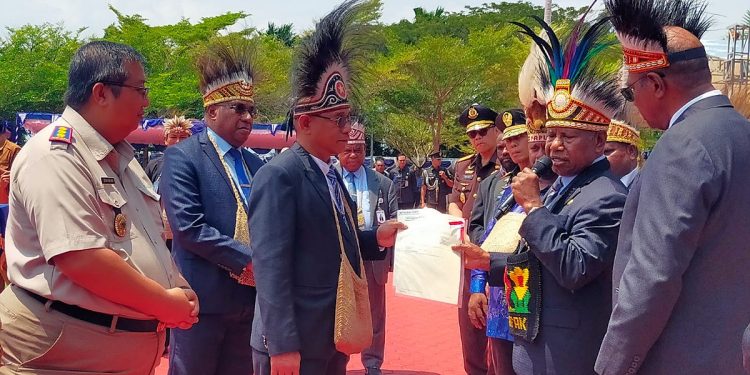 BPN Papua Barat dan Kantah Manokwari Serahkan Sertipikat Tanah Pembangunan Kantor DPRP dan MRPB