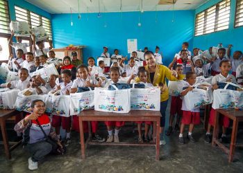 Perluas Program SESAMA, Pertamina Bagikan Perlengkapan Sekolah ke 105 Murid di Sentani Timur