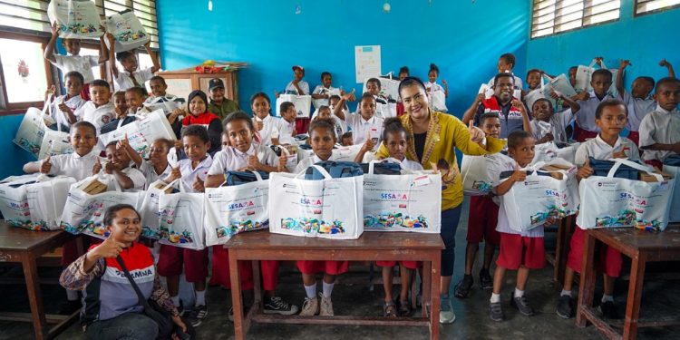 Perluas Program SESAMA, Pertamina Bagikan Perlengkapan Sekolah ke 105 Murid di Sentani Timur