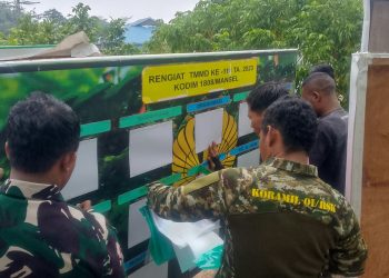 Gotong Royong Wujudkan Kemanunggalan, Satgas TMMD dan Warga Yamboi Siapkan Posko Bersama