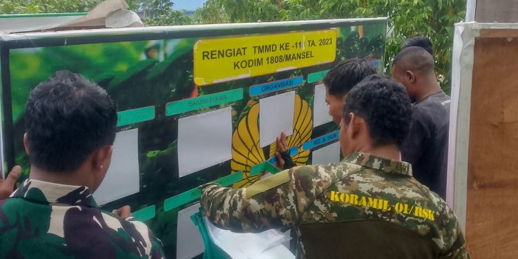 Gotong Royong Wujudkan Kemanunggalan, Satgas TMMD dan Warga Yamboi Siapkan Posko Bersama