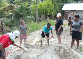 Mama-Mama Papua di Yamboi Semangat Bergotong Royong Sukseskan TMMD ke-130
