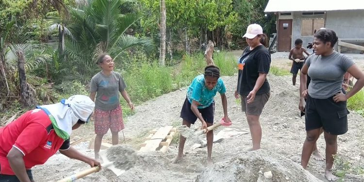 Mama-Mama Papua di Yamboi Semangat Bergotong Royong Sukseskan TMMD ke-130