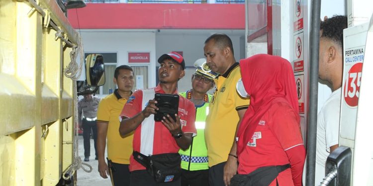 ‎Kapolda Papua Barat Pastikan Penyaluran BBM Tepat Sasaran di SPBU Sowi 4