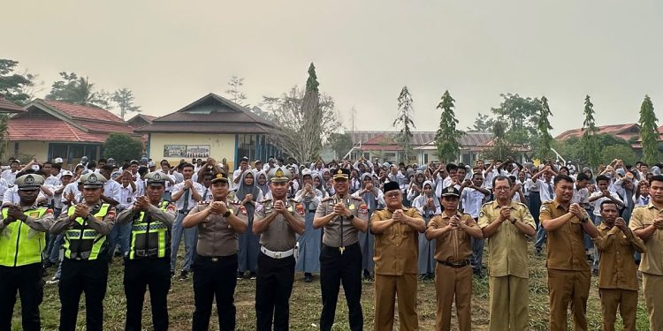 Apel Pagi di SMKN 1 Bintuni, Kapolres: Polisi Peduli Pendidikan, Bentuk Karakter dan Disiplin Sejak Sekolah