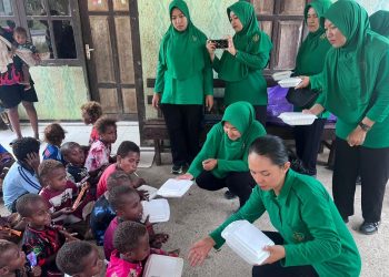 Dukung TMMD ke -130, Persit Kartika Chandra Kirana Berbagi Kebahagiaan dengan Anak-anak Kampung Yamboi
