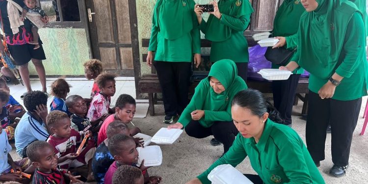 Dukung TMMD ke -130, Persit Kartika Chandra Kirana Berbagi Kebahagiaan dengan Anak-anak Kampung Yamboi