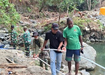 Gotong Royong Pasang Pipa, Satgas TMMD Hadirkan Akses Air Bersih ke Rumah Warga Yamboi