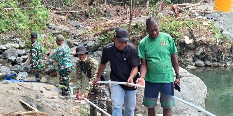 Gotong Royong Pasang Pipa, Satgas TMMD Hadirkan Akses Air Bersih ke Rumah Warga Yamboi