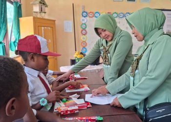 Persit dan Satgas TMMD ke-130 Berbagi Seragam serta Edukasi Kesehatan Gigi bagi Siswa SD Nuhuwei
