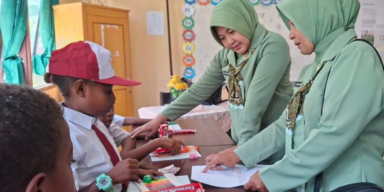 Persit dan Satgas TMMD ke-130 Berbagi Seragam serta Edukasi Kesehatan Gigi bagi Siswa SD Nuhuwei