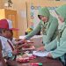 Persit dan Satgas TMMD ke-130 Berbagi Seragam serta Edukasi Kesehatan Gigi bagi Siswa SD Nuhuwei
