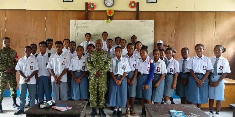 Satgas TMMD Sosialisasikan Rekrutmen TNI AD dan Wawasan Kebangsaan ke SMA Shaloom Momiwaren