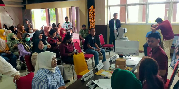 Baznas Jalankan Program Papua Barat Sehat Pemeriksaan Mata dan Bagi 40 Kacamata Gratis