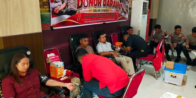 Bidhumas Polda Papua Barat Gelar Donor Darah dan Periksaan Mata Gratis