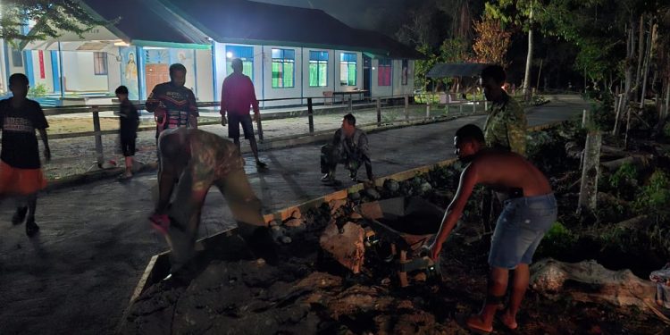 Kejar Target Pembangunan Jalan! Satgas TMMD ke-130 dan Warga Yamboi Kerja Hingga Larut Malam