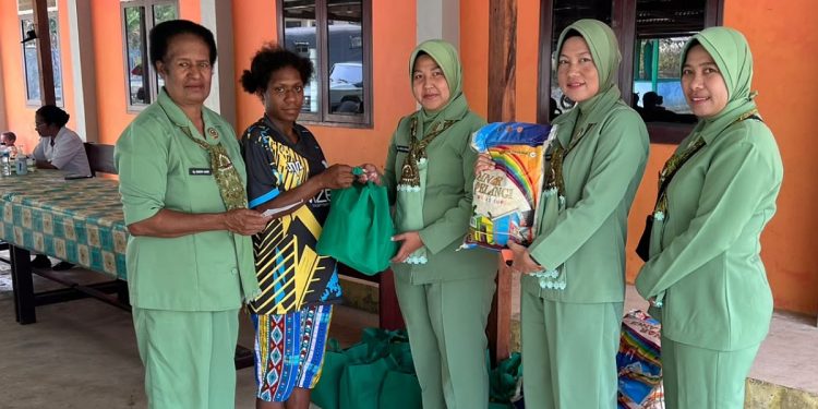 Persit KCK Cabang XVII Mansel Salurkan Bantuan Beras Bagi Warga Yamboi