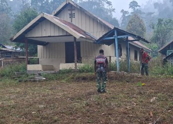 Wujud Kepedulian, Satgas TMMD Bersihkan Lingkungan Gereja Kampung Yamboi