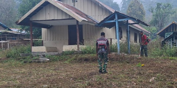 Wujud Kepedulian, Satgas TMMD Bersihkan Lingkungan Gereja Kampung Yamboi