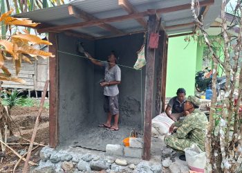 Pastikan Kualitas Pembangunan, Wadansatgas TMMD Tinjau Langsung Progres MCK di Kampung Yamboi