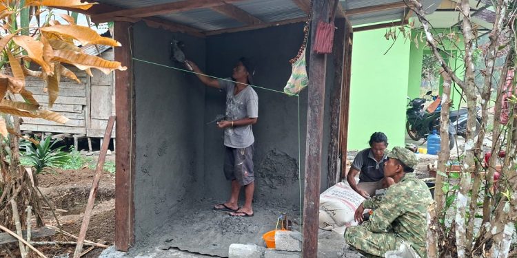 Pastikan Kualitas Pembangunan, Wadansatgas TMMD Tinjau Langsung Progres MCK di Kampung Yamboi