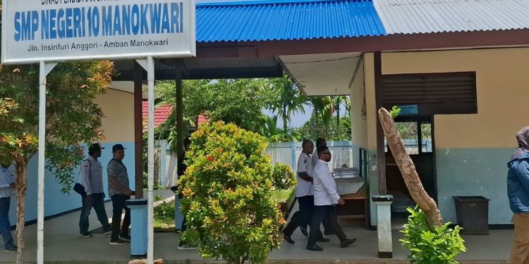 Tinjau Program Revitalisasi di Manokwari, Wamafma Minta Pemda Bersinergi Lengkapi Sarpras Sekolah