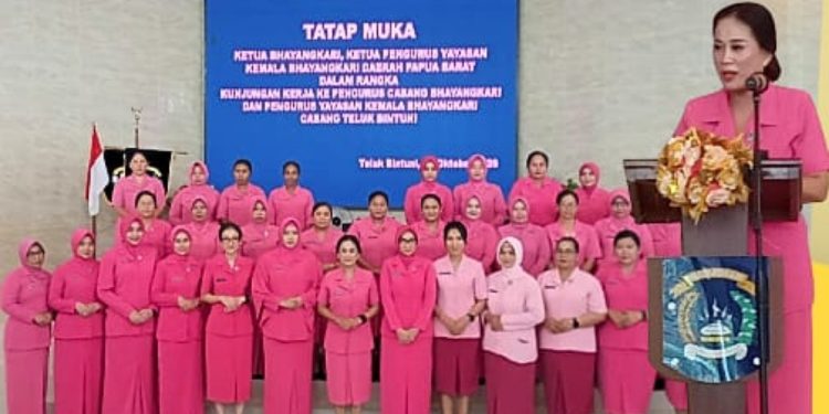 Ketua Bhayangkari Polda Papua Barat Kunjungi Teluk Bintuni: Perkuat Organisasi dan Pemberdayaan Perempuan