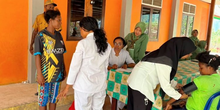 Persit KCK Kodim Mansel Gandeng Puskesmas Nuhuwei, Berikan Pelayanan Kesehatan Gratis bagi Warga Yamboi