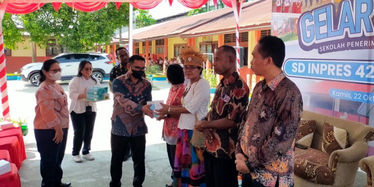 Kolaborasi, Dinkes dan Disdik Manokwari Bagi 11.800 Masker ke Sekolah – sekolah