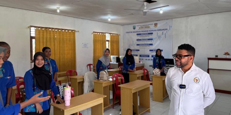 Filep Wamafma Desak Evaluasi Anggaran Pendidikan dan Kepastian Nasib Guru PPPK di Papua Barat